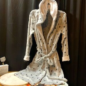 Bobbie Brooks Plush robe neutral gray/dot. New w tag